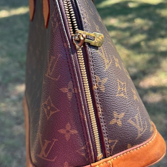 Authentic Louis Vuitton Alma - Picture 4 of 14